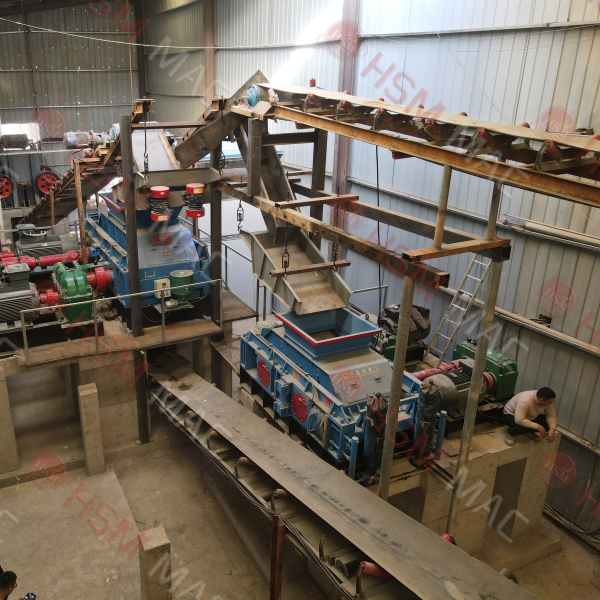 對(duì)輥破碎機(jī)現(xiàn)場(chǎng)